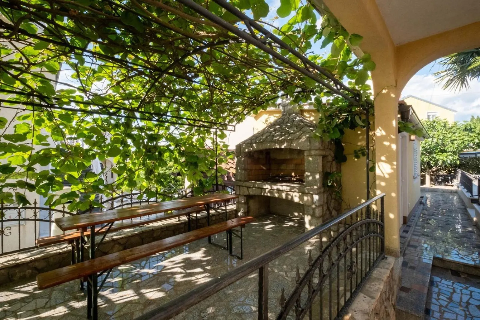 Apartments Serbecic Malinska Guest house